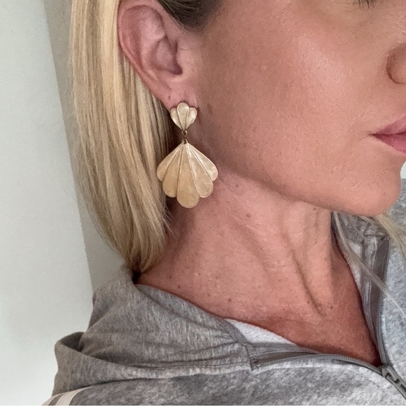 Shell drop dangle earrings nude tan cream - Picture 1 of 7
